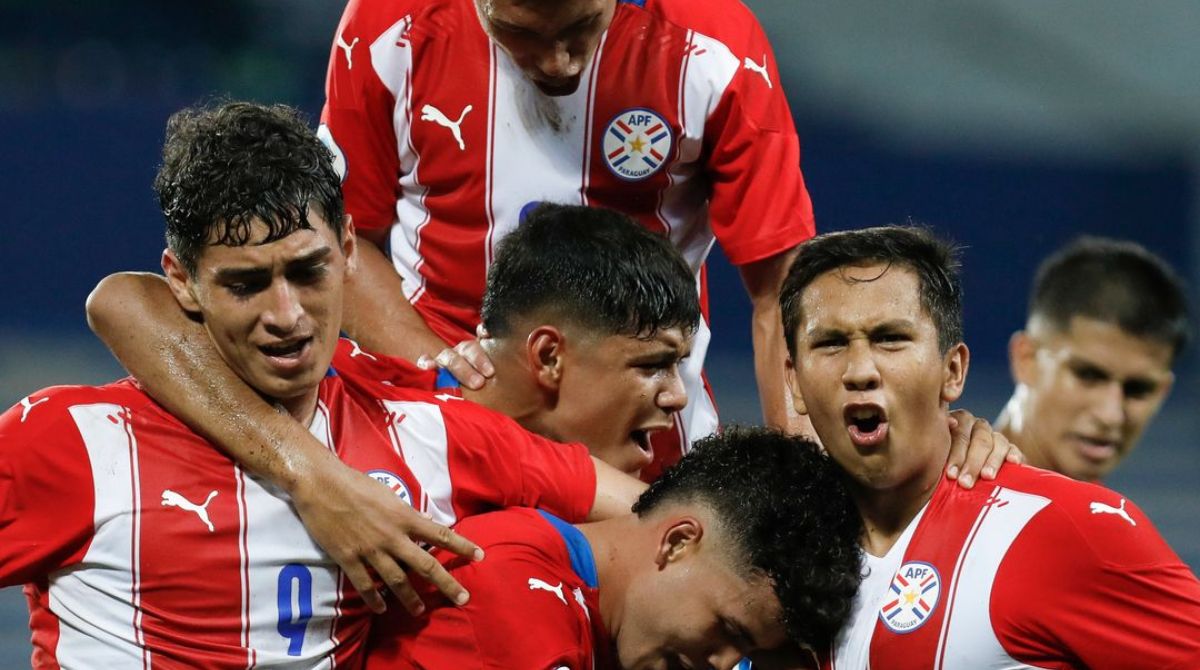 Jugadores de la selección Sub 17 de Paraguay festejan un gol contra Perú. Foto: Twitter Conmebol