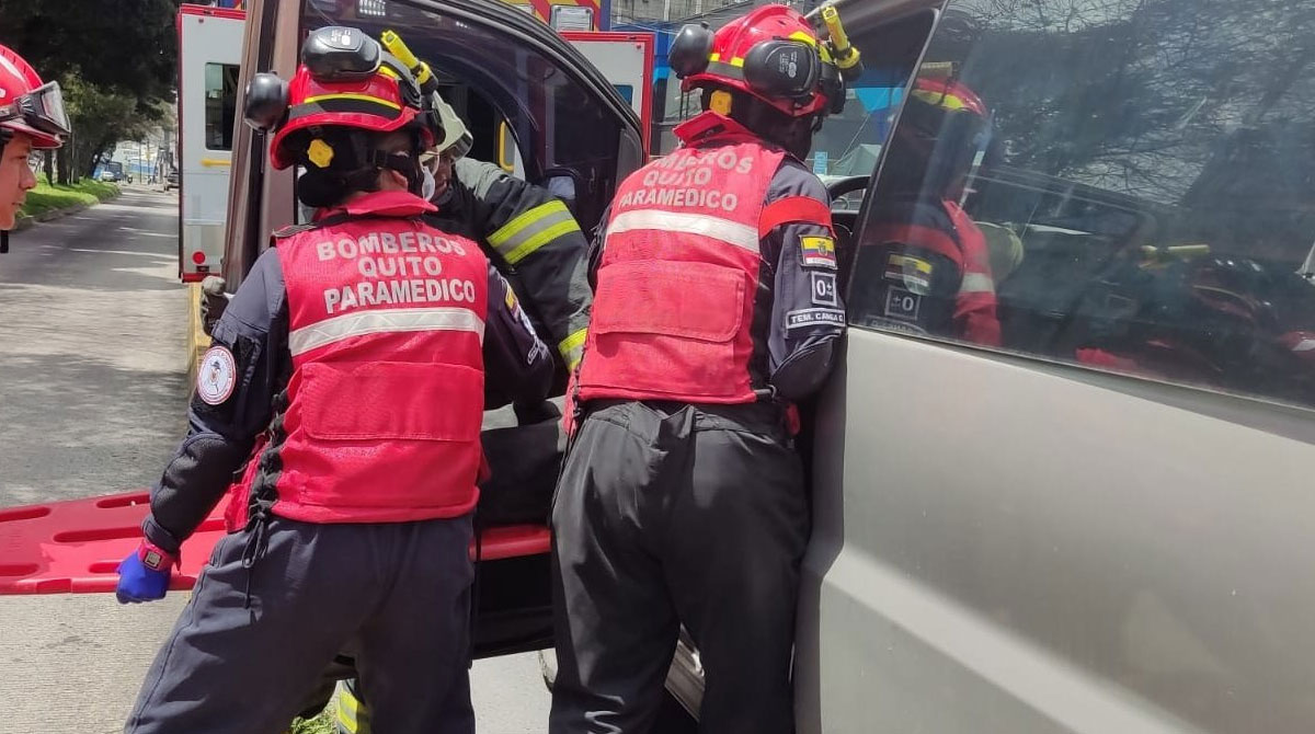 Los paramédicos ayudaron a la persona afectada en el siniestro en la avenida Mariscal Sucre. Foto: Twitter Bomberos Quito