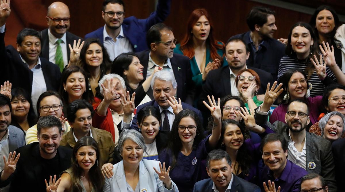 Diputados de Chile festejando luego de la aprobación de la reducción a 40 horas de trabajo. Foto: Cámara de Diputados de Chile / Agencia EFE
