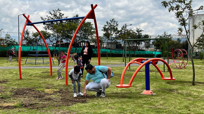 Los nuevos kits de juegos infantiles se han colocado en 19 parques de la ciudad y se espera completar los 50 espacios naturales. Foto: Patricio Terán / EL COMERCIO