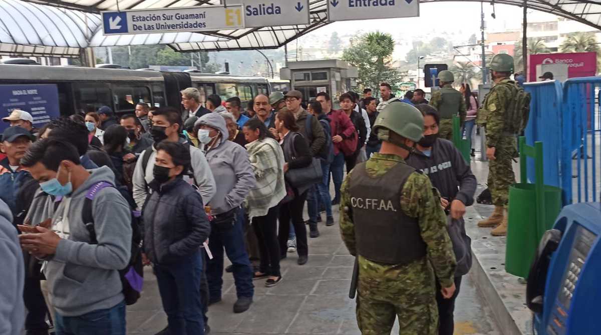 Imagen referencial. Varios usuarios ubicados en la estación Río Coca notificaron falta de unidad para trasladarse. Foto: Twitter Pasajeros Quito