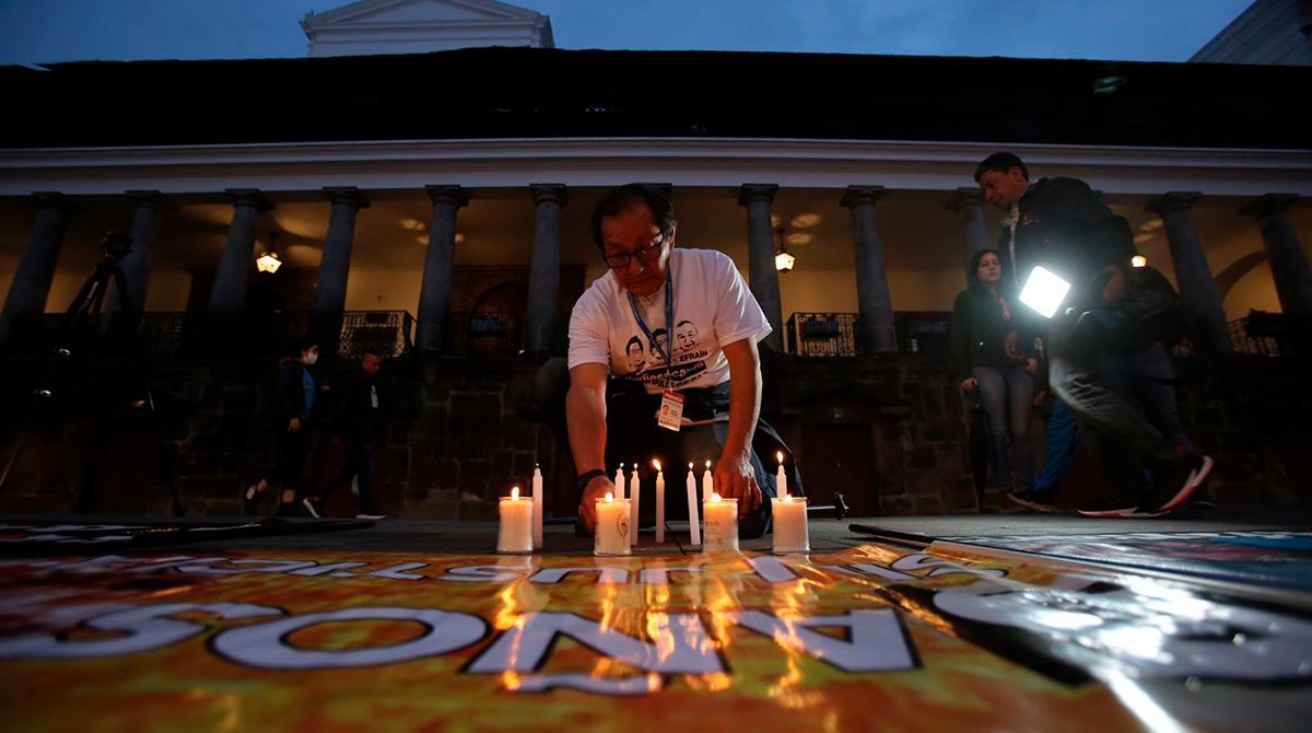 Galo Ortega, padre de Javier Ortega, coloca unas velas durante un plantón frente al Palacio de Carondelet en Quito. Foto: Julio Estrella / EL COMERCIO