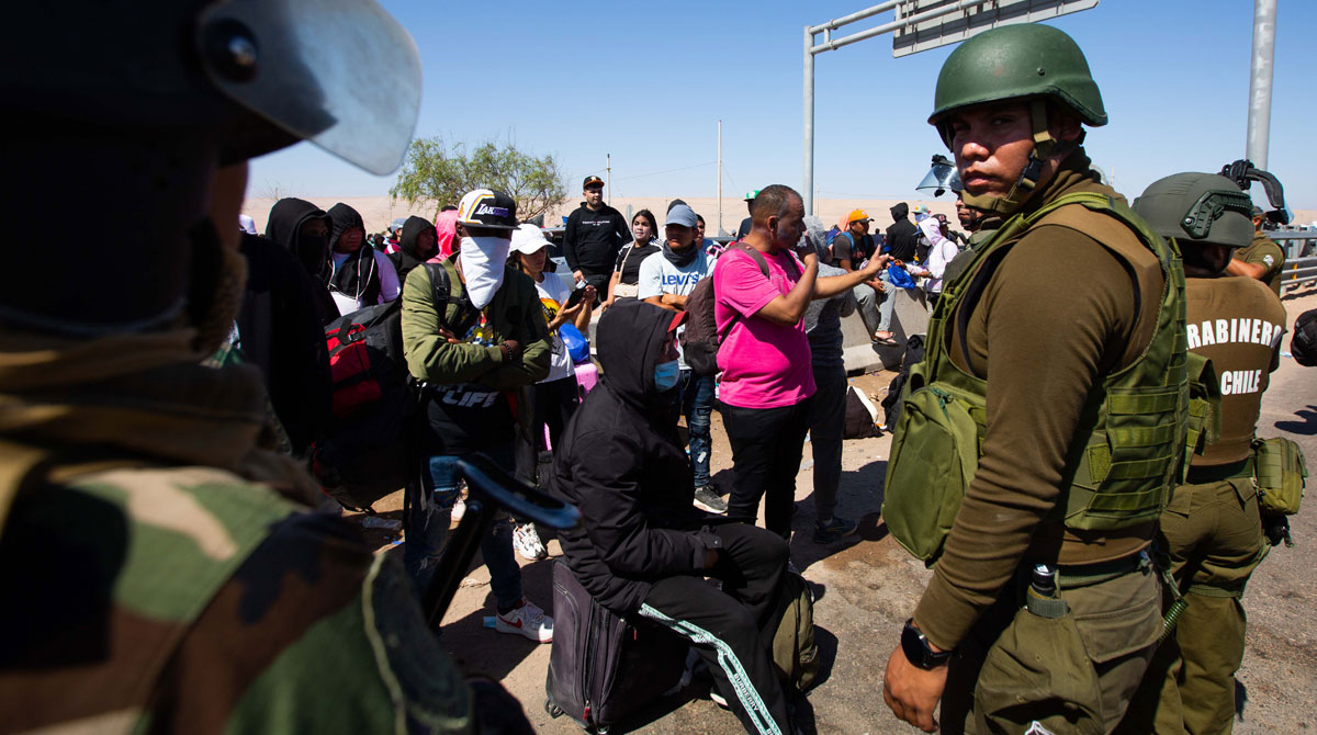 Incidentes se registraron en la frontera sur de Perú, en el primer día de vigencia del cierre de paso a migrantes. Foto: EFE