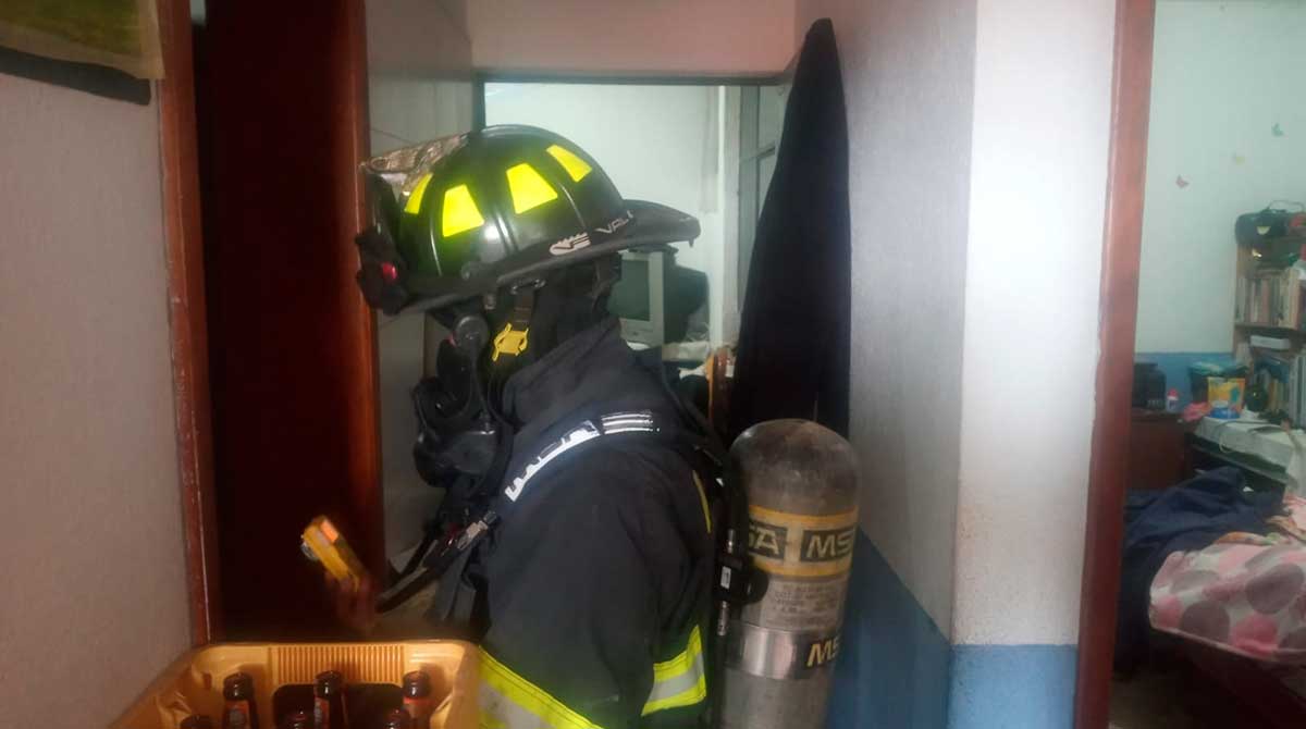 Los bomberos confirmaron que el aire en la casa estaba saturado de monóxido de carbono por la fuga de gas. Foto: Bomberos Quito