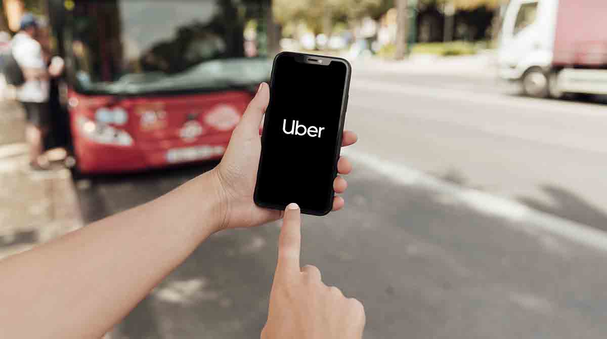 Un usuario de Uber se encontró con Jhon Rueda, un conductor sin brazos que lo transportó. Foto: Freepik