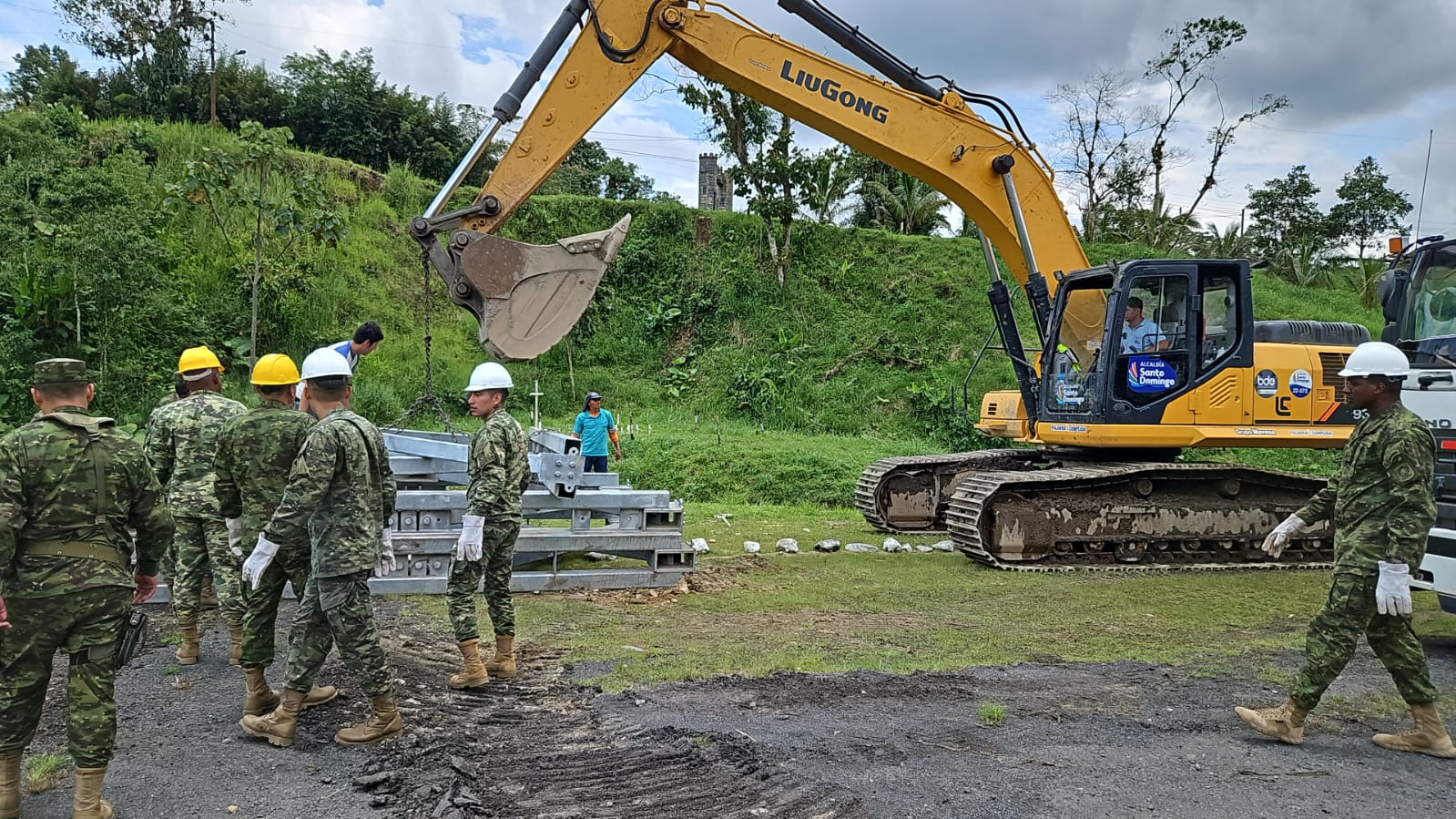 El desmontaje de la estructura para el río Blanco se realiza con el apoyo de una excavadora y de miembros del Ejército. Foto: Cortesía