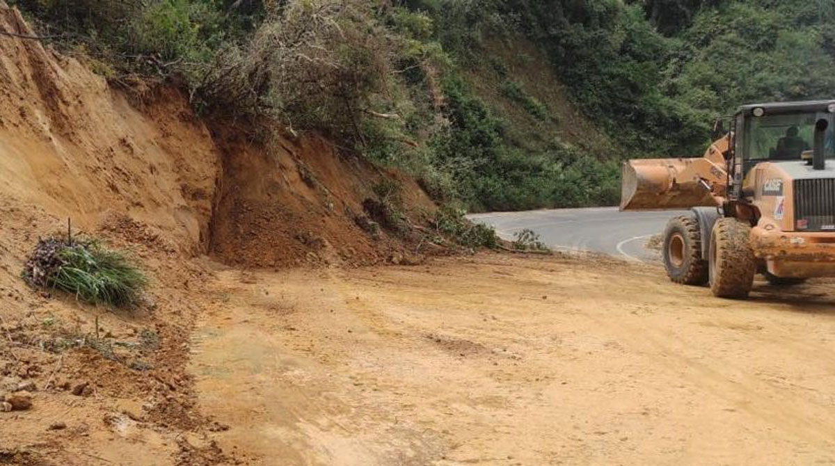 Imagen referencial. La maquinaria removió los escombros de las vías afectadas por las lluvias en Puyango, Loja. Foto: Twitter Obras Públicas