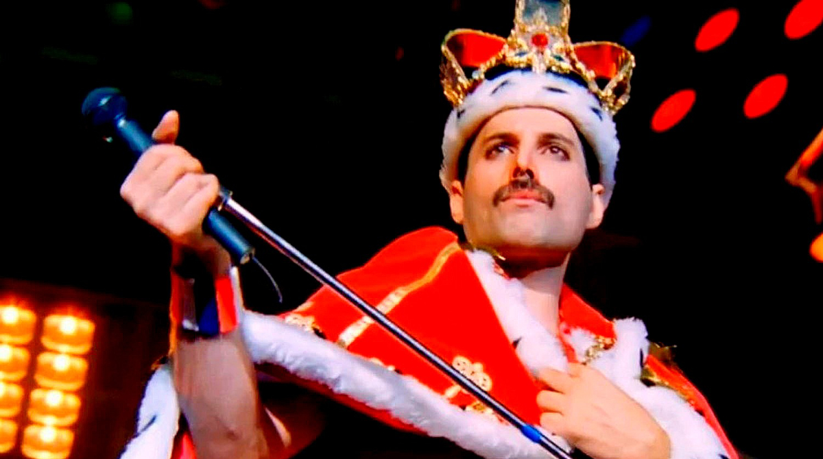 Freddie Mercury con la corona y una capa roja de terciopelo que utilizó en Knebworth, en 1986.