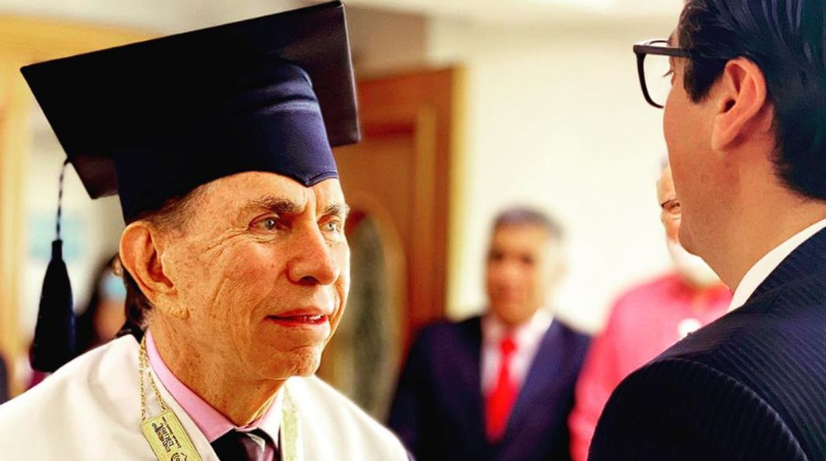 'Don Alfonso' recibiendo un Doctorado Honoris Causa por parte de la Universidad Israel como reconocimiento a su labor periodística. Foto: Instagram Alfonso Espinosa de los Monteros