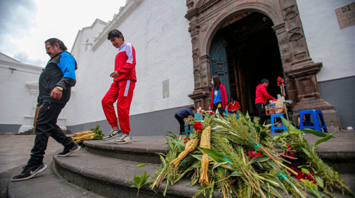 La venta de ramos se retoma en el Centro Histórico de Quito. Foto: Julio Estrella / EL COMERCIO