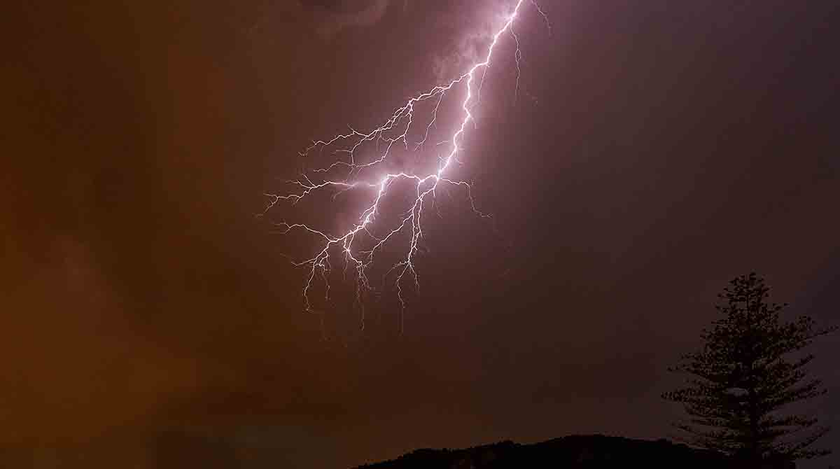 Imagen referencial. Una fuerte tormenta sacudió este sábado al municipio de El Tambo, en el Cauca, donde cinco personas murieron por la caída de un rayo. Foto: Freepik