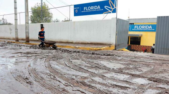 En el barrio La Pulida sector de San Carlos el Centro de revisión técnica vehicular de La Florida quedó afectado por las lluvias. Foto: Diego Pallero / EL COMERCIO