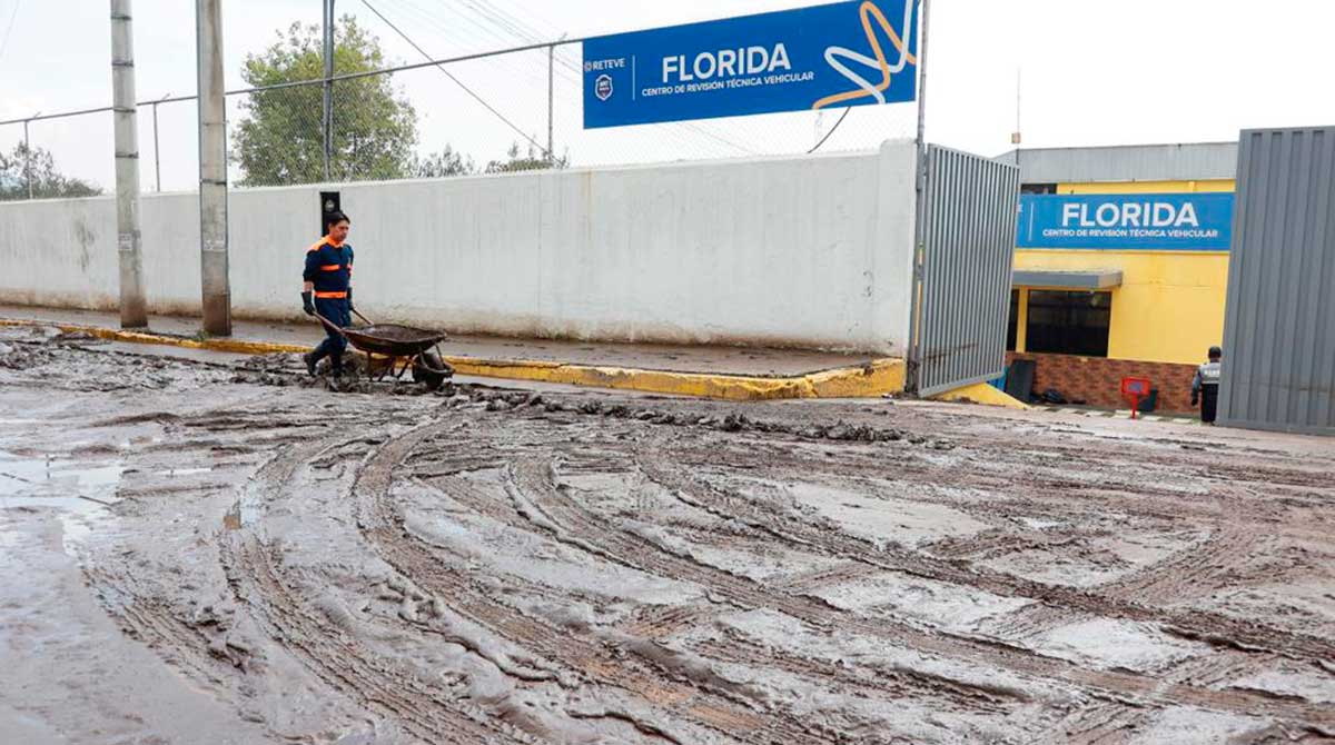 En el barrio La Pulida sector de San Carlos el Centro de revisión técnica vehicular de La Florida quedó afectado por las lluvias. Foto: Diego Pallero / EL COMERCIO