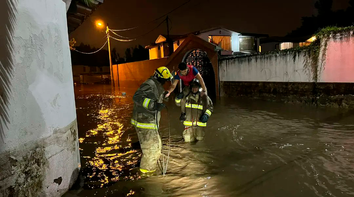 Bomberos de Rumiñahui evacuan a una persona tras inundaciones. Foto: Twitter @BombeRuminahui