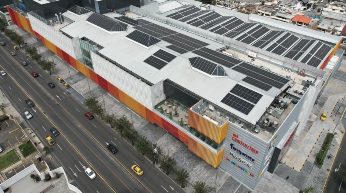 Ahora tus compras en el Riocentro Shopping Quito son más verdes. El 30 de marzo de 2023, Grupo El Rosado, inauguró su nueva planta fotovoltaica en el centro comercial con el Hipermarket más moderno del Ecuador.