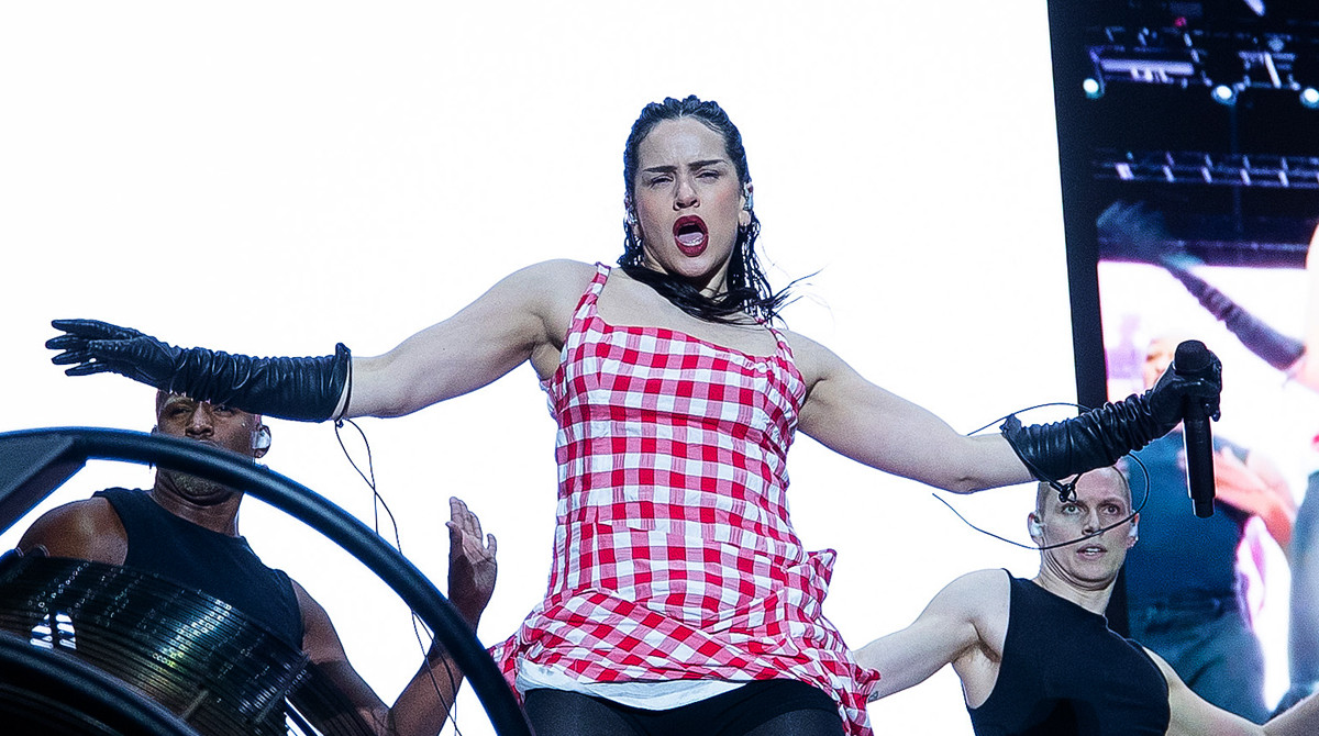 La cantante española Rosalía se presentó en el festival AXE Ceremonia, en el Parque Bicentenario de Ciudad de México. Foto: EFE