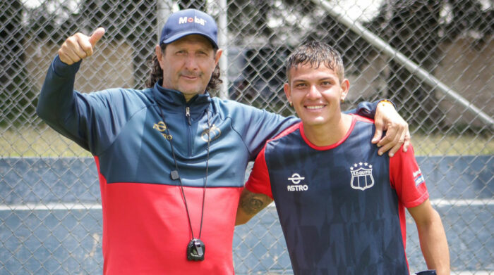 Raúl Duarte (izq.), entrenador del Deportivo Quito, junto con uno de los jugadores que conforman el plantel en el 2023. Foto: SD Quito