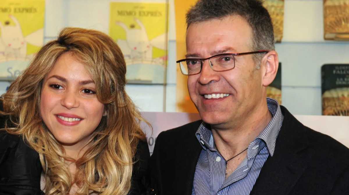 Shakira junto al padre de Gerard Piqué, Joan Piqué Rovira, durante uno de sus eventos sociales. Foto: