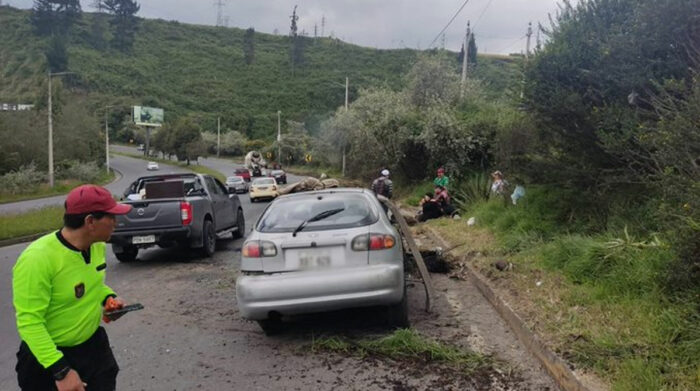 El auto quedó detenido a un costado de la vía, luego del siniestro de tránsito en la avenida Simón Bolívar. Foto: Twitter AMT