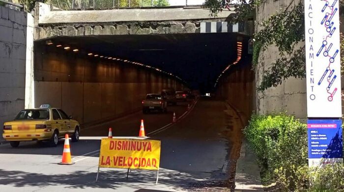 La Epmmop dijo que el paso fue cerrado en un carril del viaducto 24 de Mayo, en el centro de Quito. Foto: Twitter Epmmop