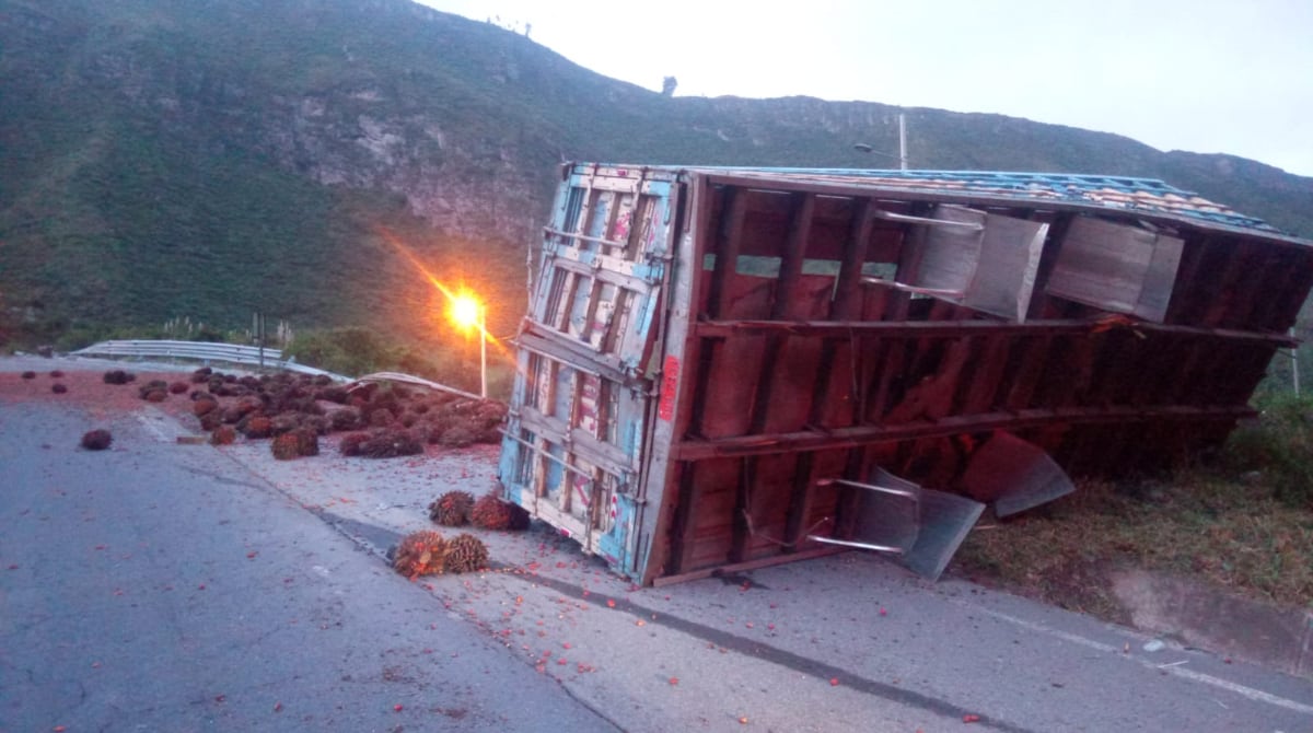 Una persona alertó al ECU 911 de que un camión "perdió pista y cayó a una quebrada, aproximadamente 100 metros", dijeron los Bomberos en Twitter. Foto: Twitter / Cuerpo de Bomberos de Quito