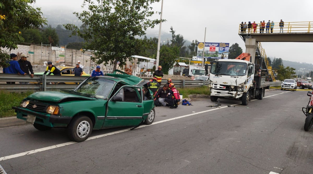En el siniestro en la Ruta Viva una persona murió y cuatro están heridas. Foto: Twitter / AMT / Bomberos Quito