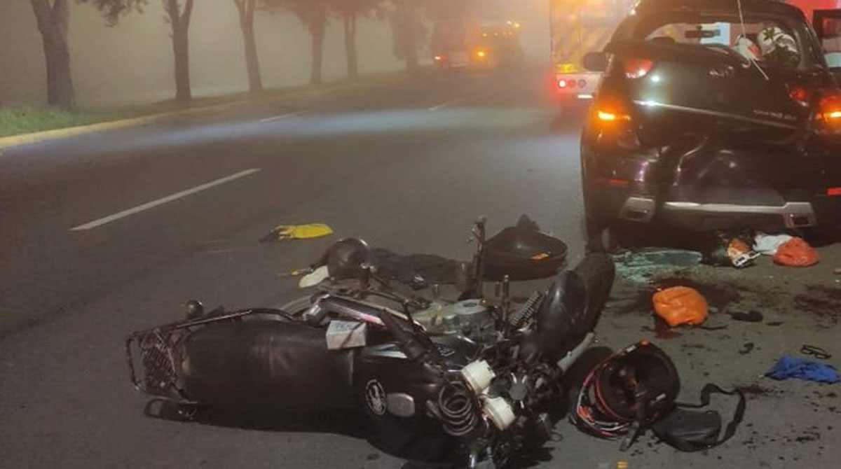 Un siniestro entre una moto y un auto se registró este 8 de abril de 2023 en la av. Simón Bolívar. Foto: Twitter AMT
