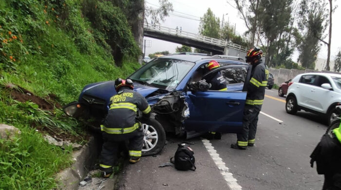 Los autos siniestrados en la av. Interoceánica se detuvieron sobre la  cuneta, tras el impacto. Foto: Twitter Bomberos Quito 