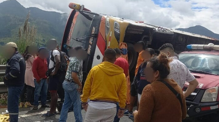 Un bus interprovincial se viró sobre la cuneta, cuando circulaba por la vía Alóag- Santo Domingo. Foto: Cortesía CTE