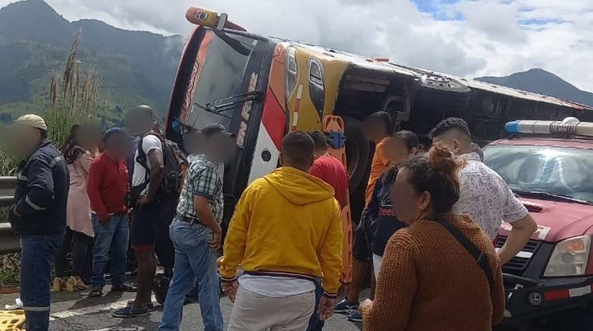 Un bus interprovincial se viró sobre la cuneta, cuando circulaba por la vía Alóag- Santo Domingo. Foto: Cortesía CTE