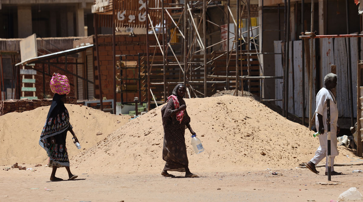 En Sudán, los civiles esperan que se respete una tregua para abastecerse de alimentos, luego del enfrentamiento entre el Ejército y paramilitares. Foto: EFE
