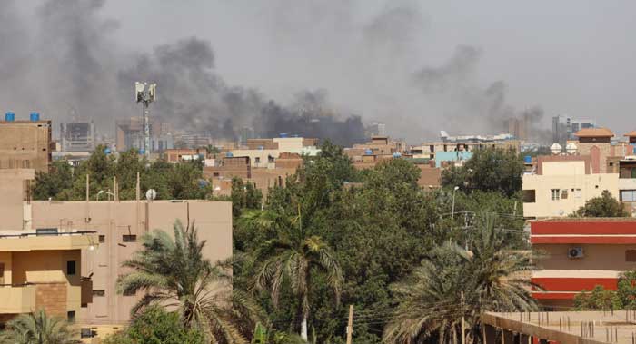 Los enfrentamientos continúan entre el Ejército sudanés y el grupo paramilitar Fuerzas de Apoyo Rápido (FAR), en Sudán. Foto: EFE