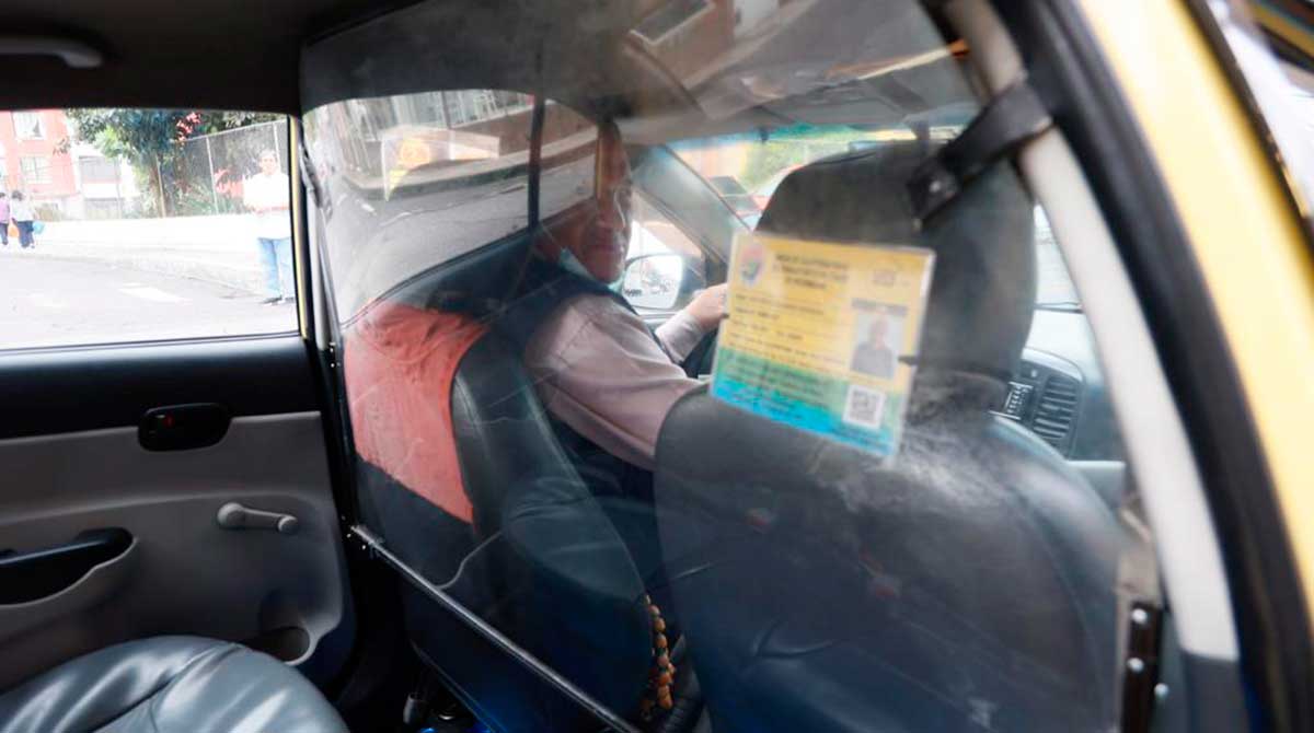 Taxistas refuerzan elementos para resguardarse de delitos. Foto: Diego Pallero/EL COMERCIO