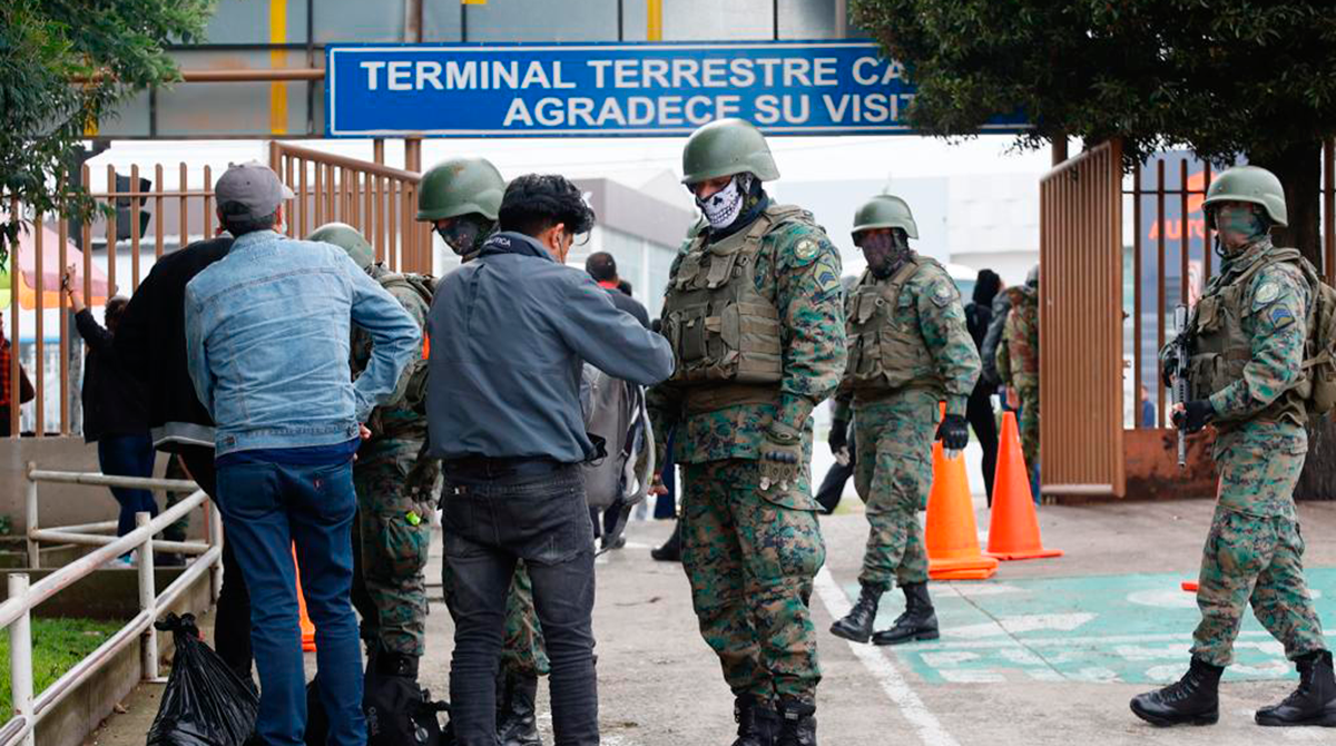 Militares realizan operativo de seguridad en el Terminal de Carcelén y alrededores, este 20 de abril del 2023. Foto: Diego Pallero / EL COMERCIO