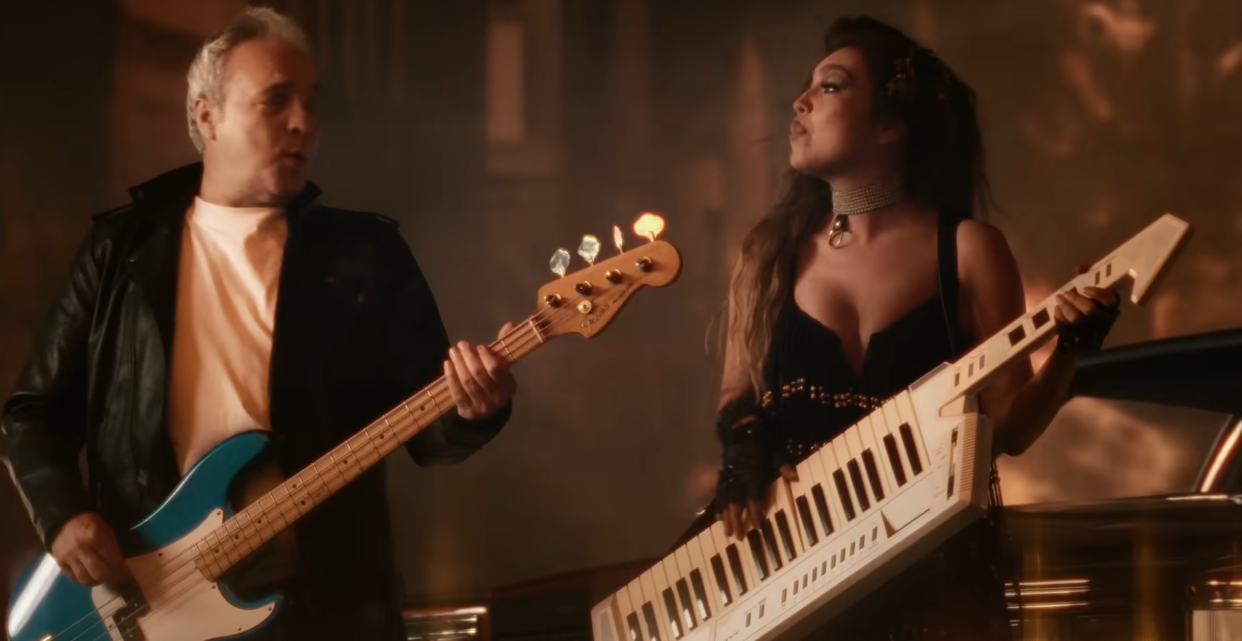 El español David Summers colaboró con Thalía para la versión de 'Devuélveme a mi chica'. Foto: Captura de video
