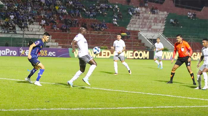 Delfín y Emelec jugaron la noche del sábado 1 de abril de 2023 en el estadio Reales Tamarindos de Portoviejo. Foto: Twitter Emelec