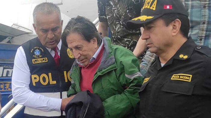 Fotografía cedida por la Policía Nacional de Perú que muestra la llegada del expresidente peruano Alejandro Toledo tras ser extraditado de Estados Unidos en Lima (Perú). Foto: EFE / Cortesía Policía Nacional de Perú