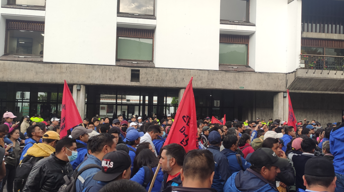 Trabajadores municipales piden aumento de USD 80 a su salario. Foto: Karina Sotalín / EL COMERCIO