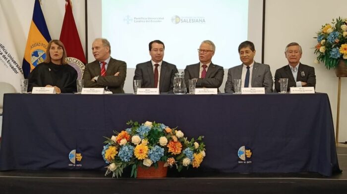 El convenido fue firmado por los rectores de las tres universidades. Foto: Universidad Central del Ecuador