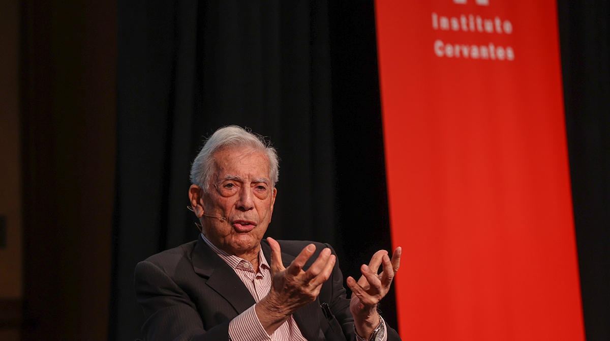 El nobel de Literatura Mario Vargas LLosa participa en el ciclo que, dedicado a él y a su obra, se celebra este martes en el Instituto Cervantes. Foto: EFE