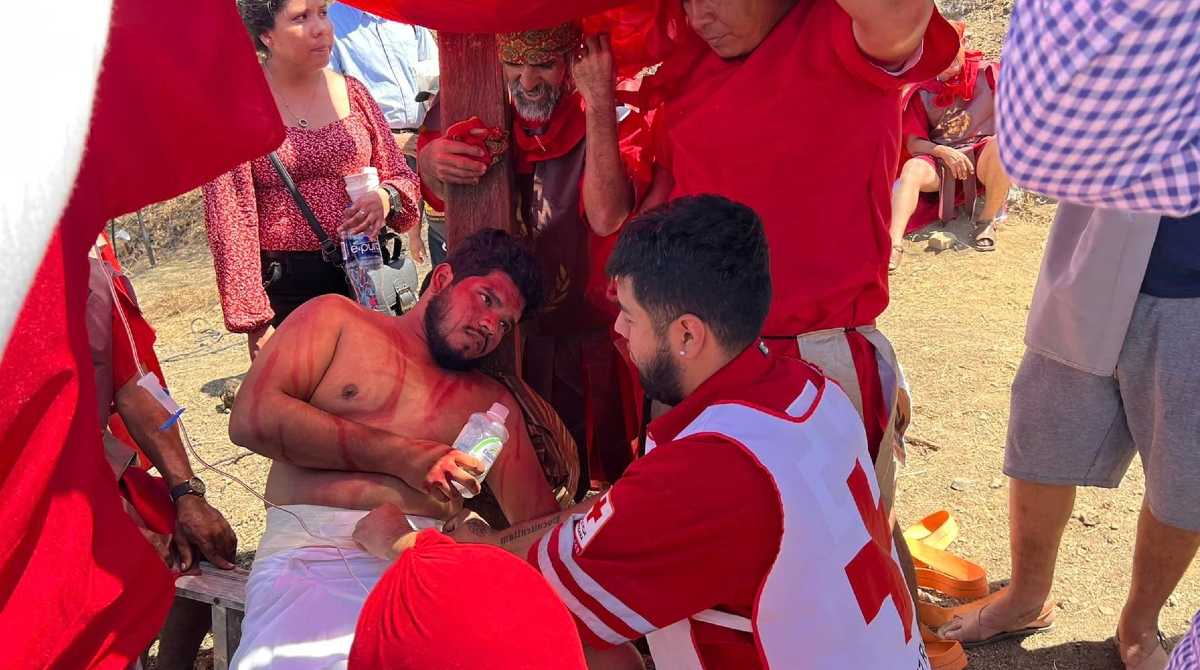 El actor se cayó de la cruz durante la representación de la Viacrusis. Foto: Cortesía Twitter Visión Costera Colima