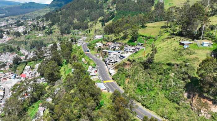 Este 15 de abril se entregaron 6.8 km de vías rehabilitadas a los moradores de La Libertad y Chilibulo. Foto cortesía Municipio de Quito