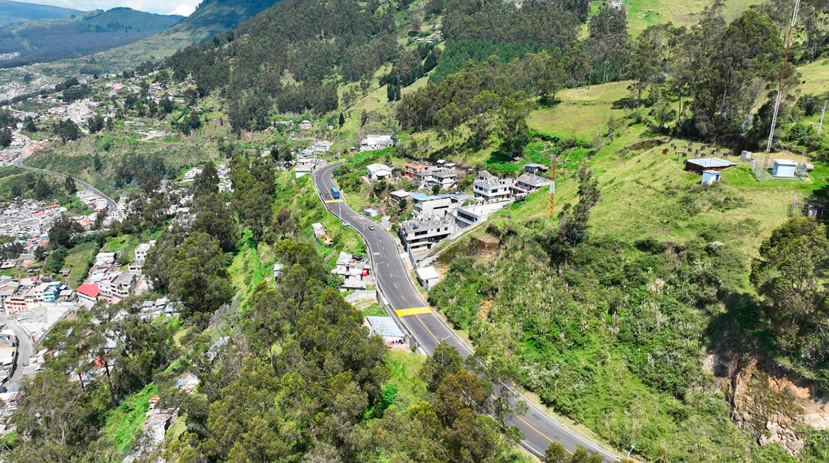 Este 15 de abril se entregaron 6.8 km de vías rehabilitadas a los moradores de La Libertad y Chilibulo. Foto cortesía Municipio de Quito