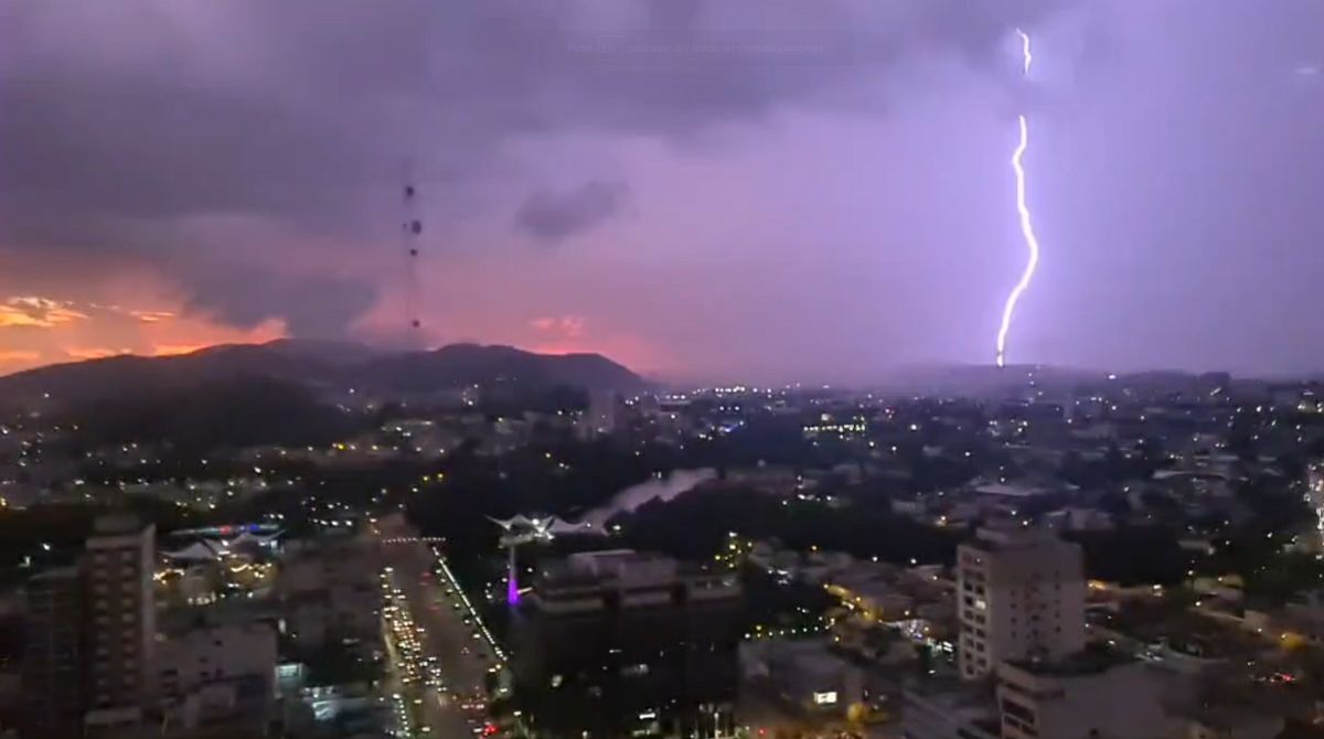 La tormenta eléctrica fue grabada por ciudadanos en distintos lugares de Guayaquil. Foto: Captura de Twitter @fer_nan_da_20