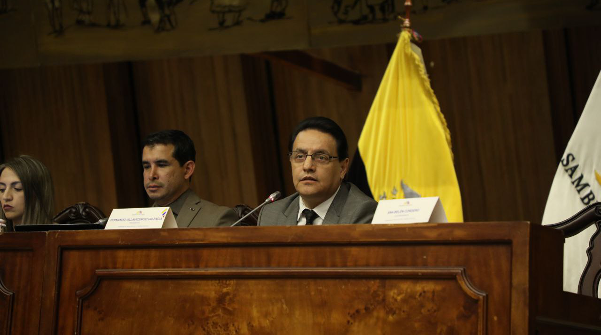 Fernando Villavicencio rechazó los señalamientos y reprochó que ninguno de los comisionados acudiera al Palacio Legislativo para conocer las pruebas, sino que optaran por la modalidad virtual. Foto: Asamblea