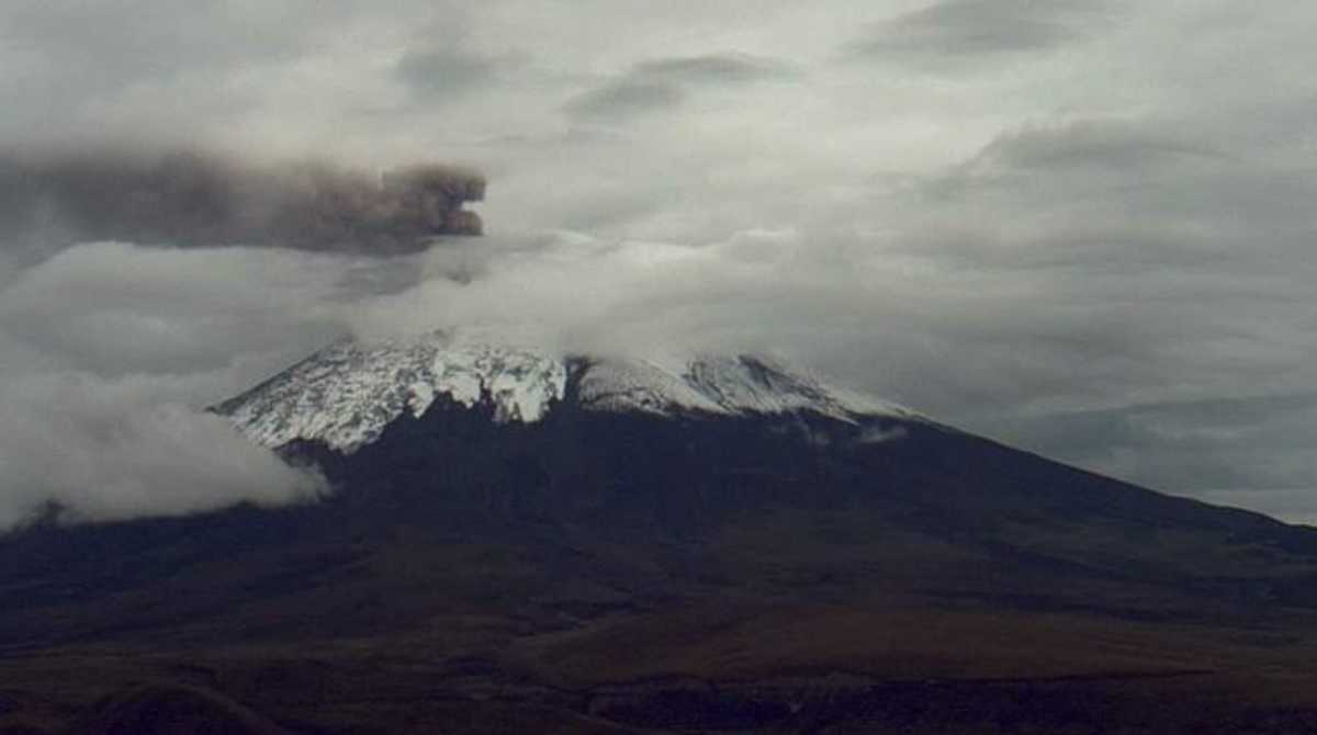 Volcán Cotopaxi se mantiene con una actividad moderada. Foto: Cortesía Twitter Instituto Geofísico