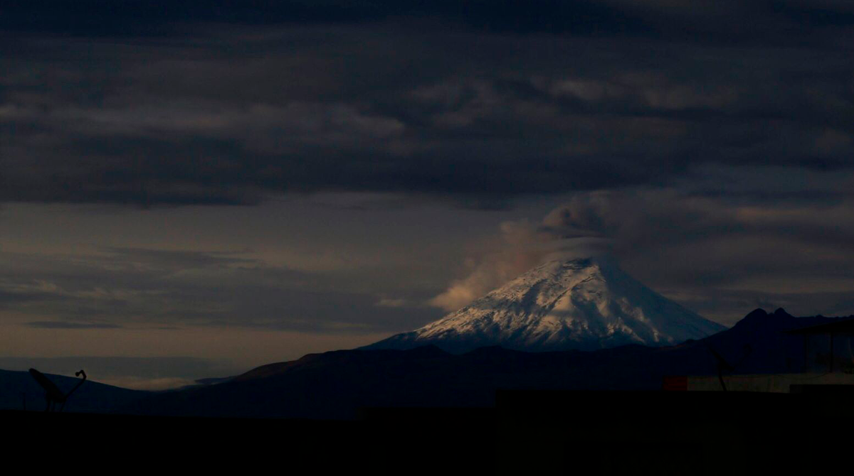 Vista del volcán Cotopaxi desde las 06:00 de este jueves 6 de abril del 2023. Foto: Julio Estrella / EL COMERCIO