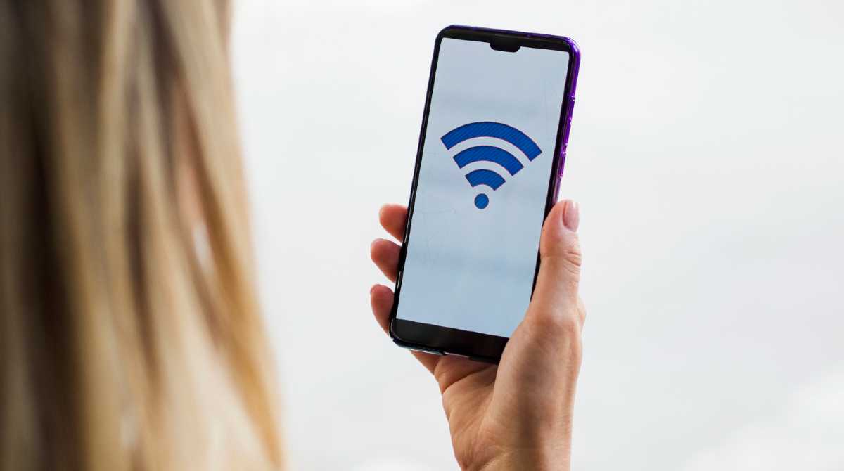 Una de las necesidades de las personas que usan celulares en tener una buena conexión de WiFi. Foto: Freepik