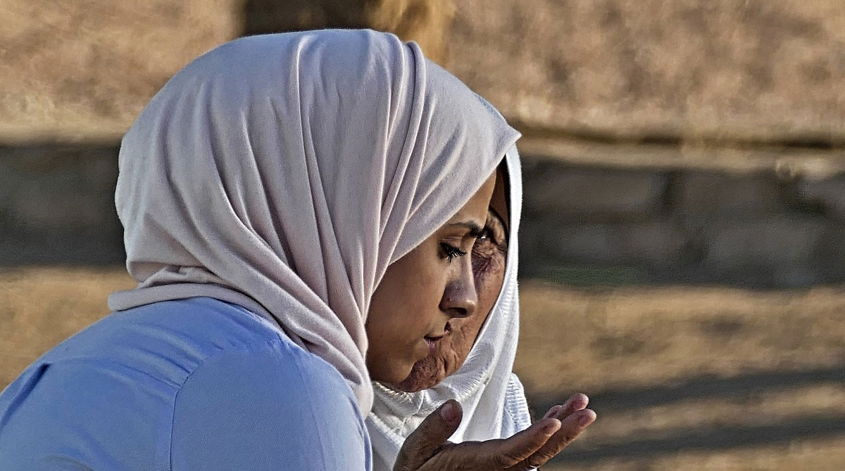 Imagen referencial. Las autoridades de Irán emitieron normas para que las estudiantes acaten el uso obligatorio del hiyab en el código de vestimenta. Foto: Pixabay