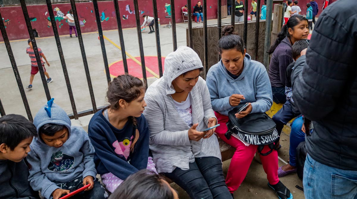 Familias de migrantes descansan en el Albergue Nueva Visión Agape en Tijuana, Baja California, México. Foto: EFE